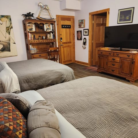 Two queen beds, 50 inch TV, WIFI