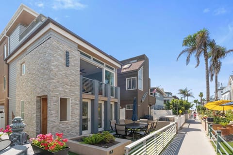 Front courtyard with view down the court. 

Only 8 houses from the Pacific Ocean