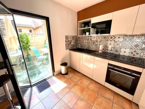 Cuisine équipée avec four, micro ondes, lave vaisselle, plaque induction, frigo et congélateur (2)