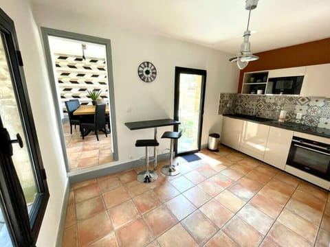 Cuisine équipée avec four, micro ondes, lave vaisselle, plaque induction, frigo et congélateur (3)