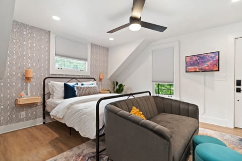 The studio suite is *adorable* and so cozy!