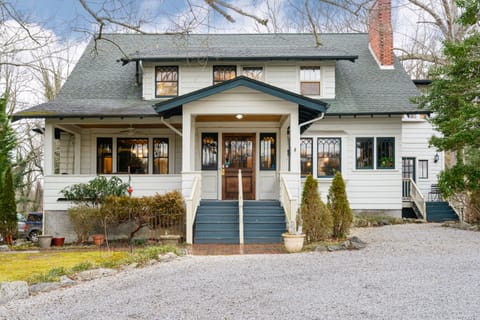 Welcome to Oakland Cottage B&B, 6 BR 6BA.  Wonderful full breakfast each morning