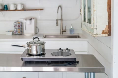 Hot plate with pots and pans