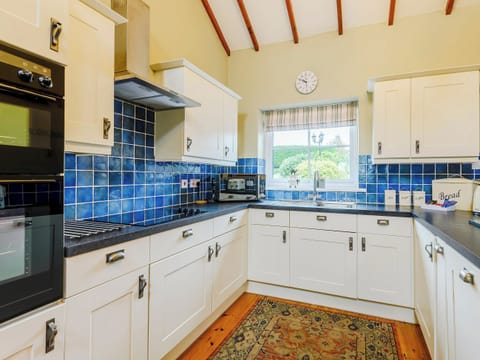 Kitchen | Beudy - Rhyddallt Ganol Cottages, Caethro, near Caernarfon