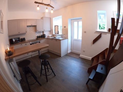 Kitchen with breakfast bar