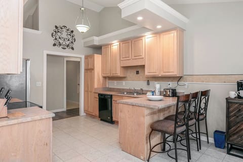 Kitchen - Breakfast Bar Seats 3