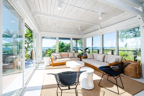 Lots Of Light! Coach House! 90 Stairs To Access