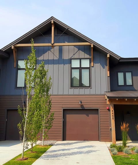  Spacious home w/  3  bedrooms and 2 1/2 baths. Sleeps 8.  Entry is from garage.