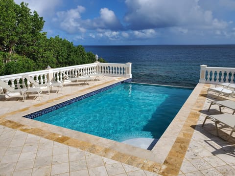 Pool & Chaise Lounges