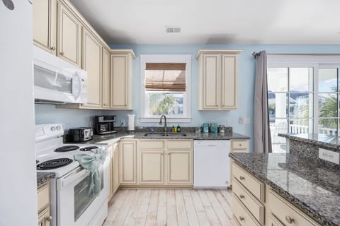 This stunning kitchen has everything you need to cook up a meal for your hungry crew after a day out at the resort or local attractions.