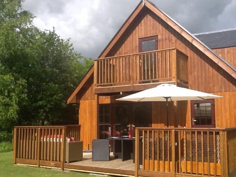 large lodge with outdoor garden, hot tub  and furniture