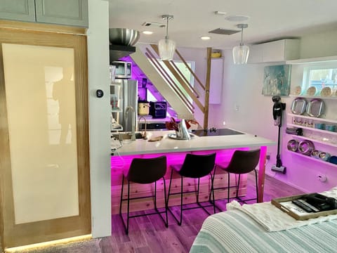 Nice sized peninsula style bar with built-in cooktop and sink