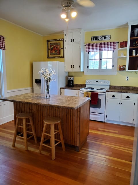 Furnished kitchen...All you need is groceries! 