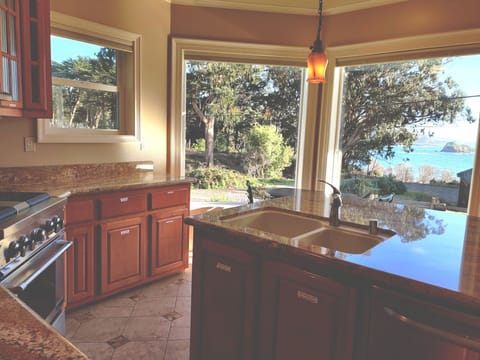 Gourmet kitchen to enjoy cooking all your favorite meals. 