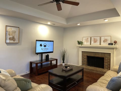 Comfy Home w/ 2 Queen charming BR + Spacious Backyard + PET Friendly