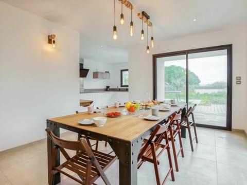 Room, Property, Furniture, Dining Room, Interior Design, Table, Building, Real Estate, Ceiling, Floor