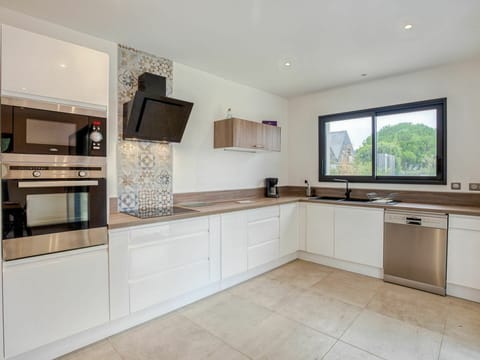 Property, Room, Furniture, Countertop, Kitchen, Cabinetry, Building, Interior Design, House, Floor