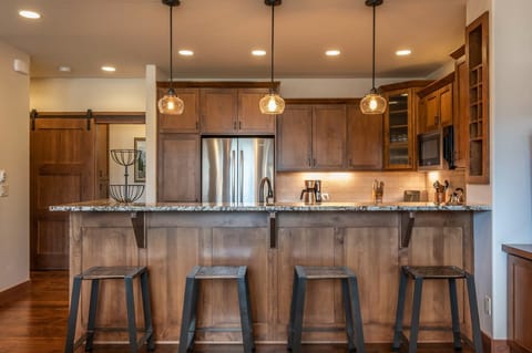 Seating for four at the breakfast bar