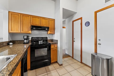 Full size kitchen with granite countertops.