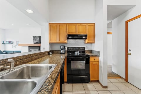 Full size kitchen with granite countertops.