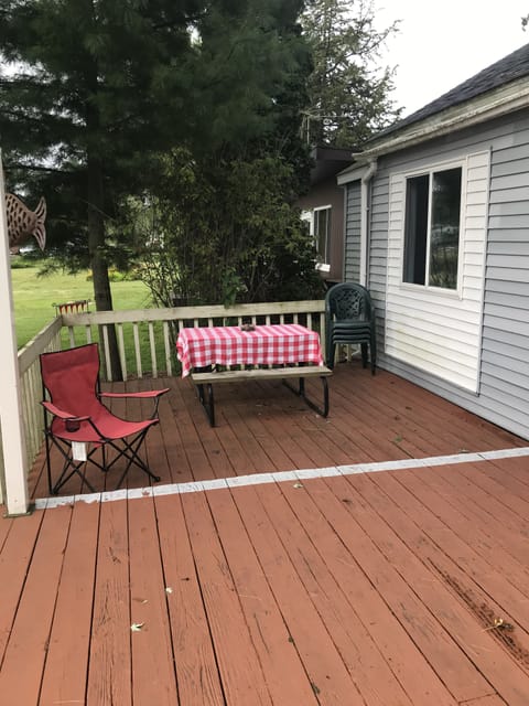 Two tier deck with picnic table