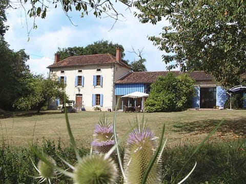 Houses are set in 2,5 hectors of garden and parkland with own private forest.