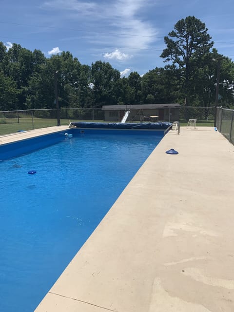 20x40 Pool 3' - 5'
Volleyball net and floats available for guest use