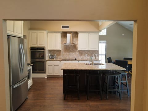 Double ovens and large island - gourmet meal or open a pizza box. You choose!