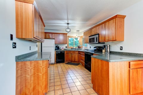 Large kitchen with all your cooking essentials.