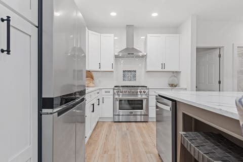 The gas range is a cooks dream!