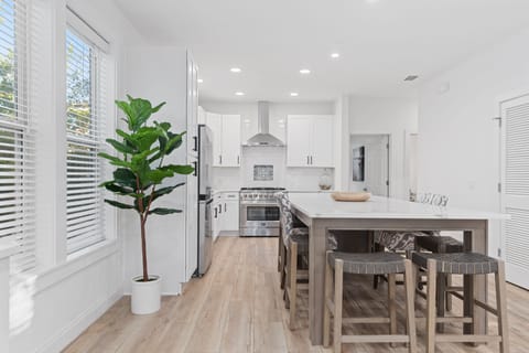 The kitchen features a huge island, perfect to enjoy long, delicious dinners.