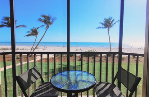 Relax on the screened in lanai, and feel the breeze off the Beach