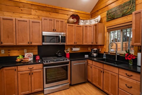 Fully equipped kitchen allows for easy meal preparation. Dine in or hit the town just minutes away for dining, breweries, coffee, and adventure!