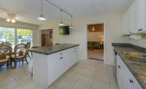 Island Kitchen with 3 Bar Stools and TV 