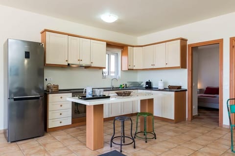 Kitchen Area – Fully equipped with modern appliances, ideal for cooking local recipes.