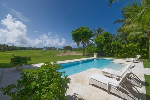 Cozy ocean view villa just minutes from golf and private beaches (6336)