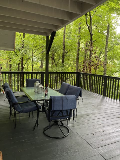 Great deck for family gatherings!