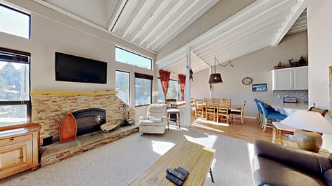 Bright and Spacious Condo at 1849 Condos - Stay Slopeside!