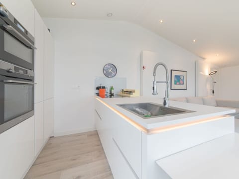 Property, Room, White, Interior Design, House, Furniture, Ceiling, Building, Real Estate, Architecture