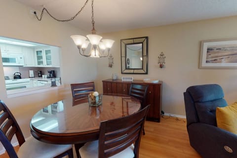 Dining for 4 inside for those days when eating out on the lanai isn't possible....