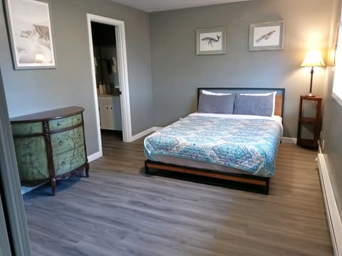 Bedroom 1: Queen Size Bed and en suite bathroom