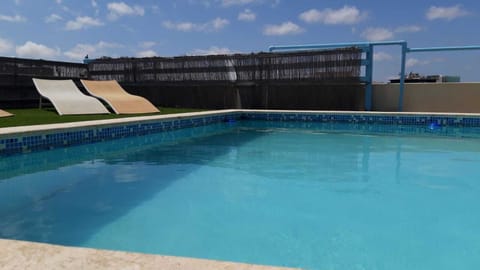 Pool and sunbathing lounge