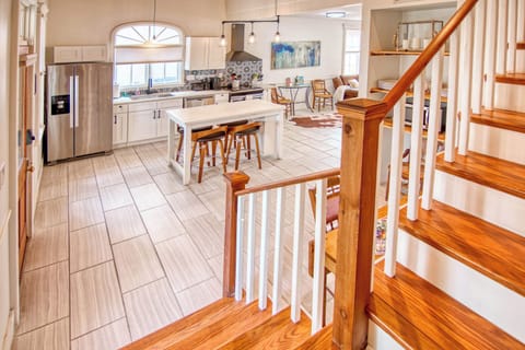 2 Story Town Home 1 Block from Main St.