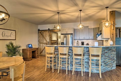 Kitchen | Breakfast Bar