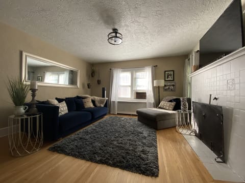 Cozy living room with wood burning fireplace, Smart TV-Netflix 