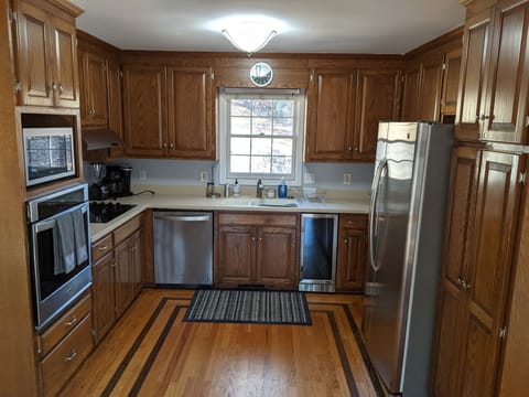 Kitchen : matching oven, microwave, fridge, and beverage cooler