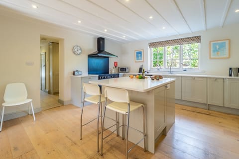 Alexander House, Thorpeness: Kitchen space with sit up stools at breakfast bar