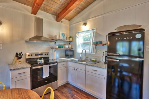 Modern full kitchen.