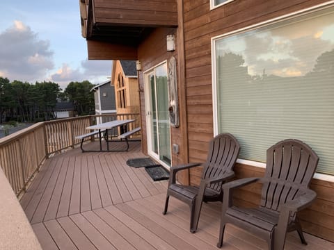 Main Level Deck— with picnic table and outdoor seating 