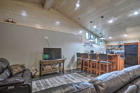 Living Room | Free WiFi | Flat-Screen TV | Queen Bed